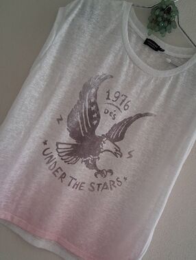 Graphic Eagle Muscle Tee in Light Gray and Pink Ombre